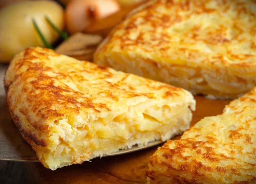 Tortilla de patatas dorada y jugosa